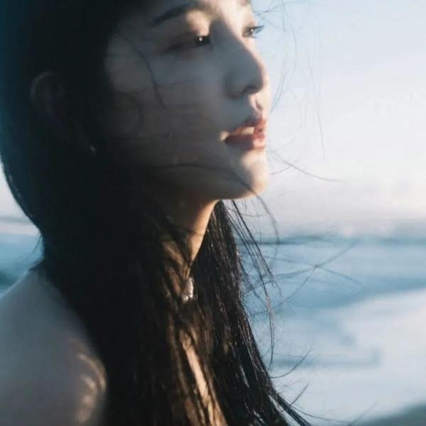 甜蜜寂寞女孩